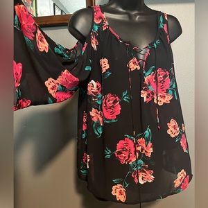 Arizona Jean Co show shoulder top, black/pink floral pattern size L